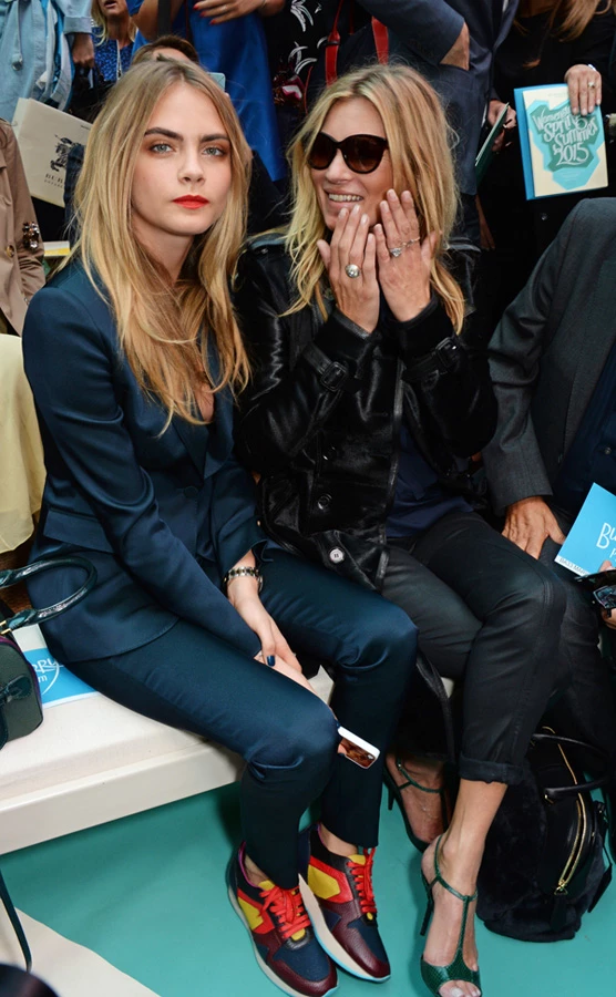 Selfies στο front row για τις Cara Delevingne και Kate Moss - εικόνα 4