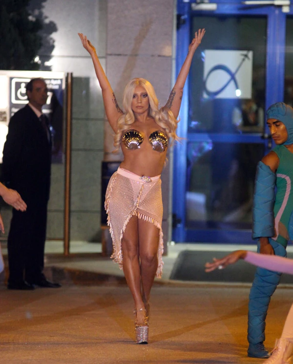 H Lady Gaga στην Αθήνα και οι προκλητικές φωτογραφίες στα social media