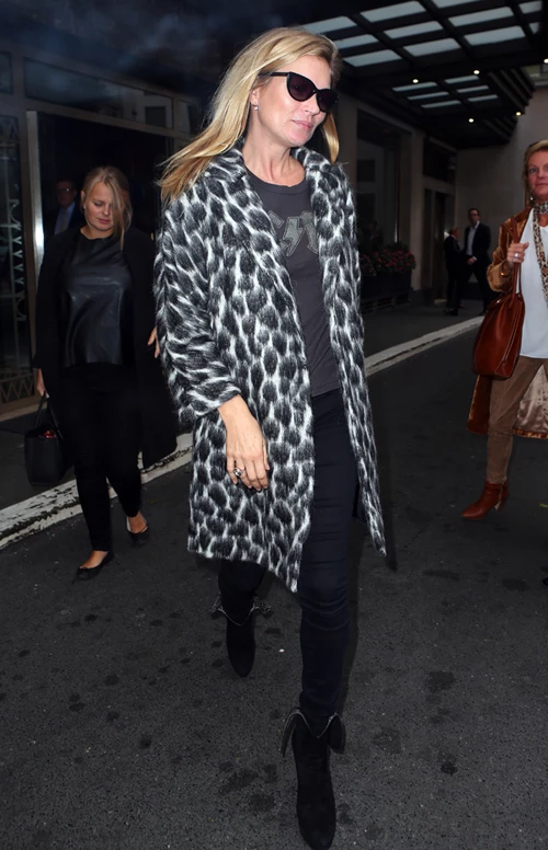 H Kate Moss υιοθετεί το πιο hot trend στα πανωφόρια του χειμώνα - εικόνα 2