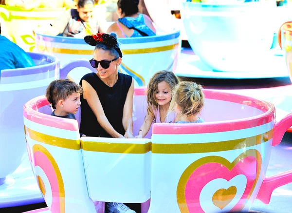 Nicole Richie: Ξένοιαστη βόλτα με τα παιδιά της στη Disneyland