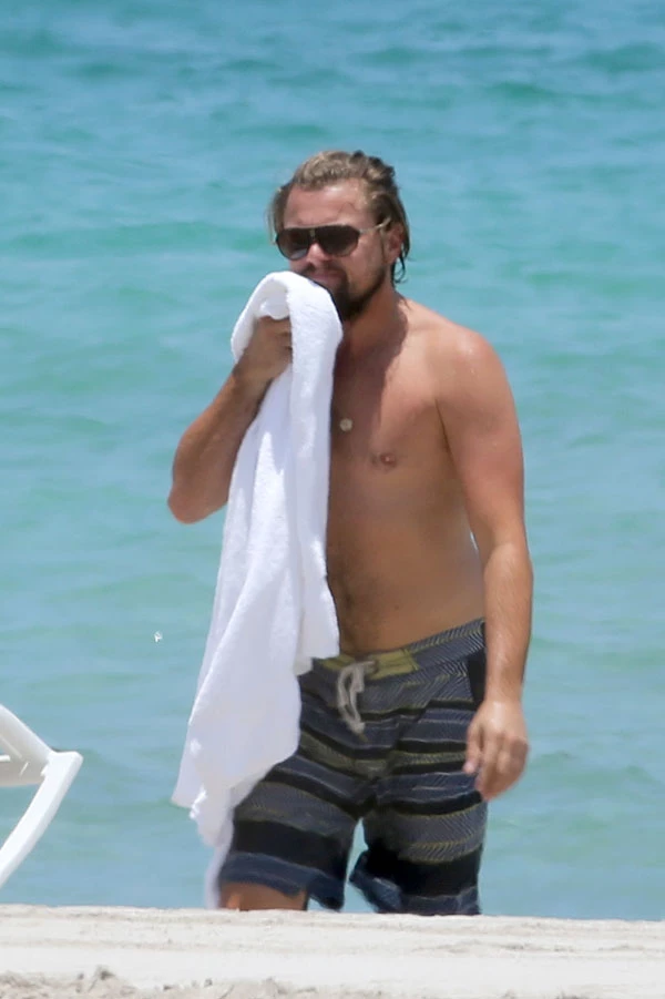 O Leonardo DiCaprio στην παραλία, με νέο στυλ