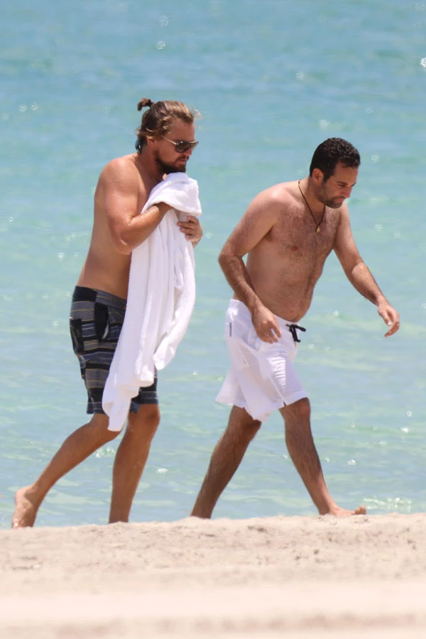 O Leonardo DiCaprio στην παραλία, με νέο στυλ - εικόνα 3