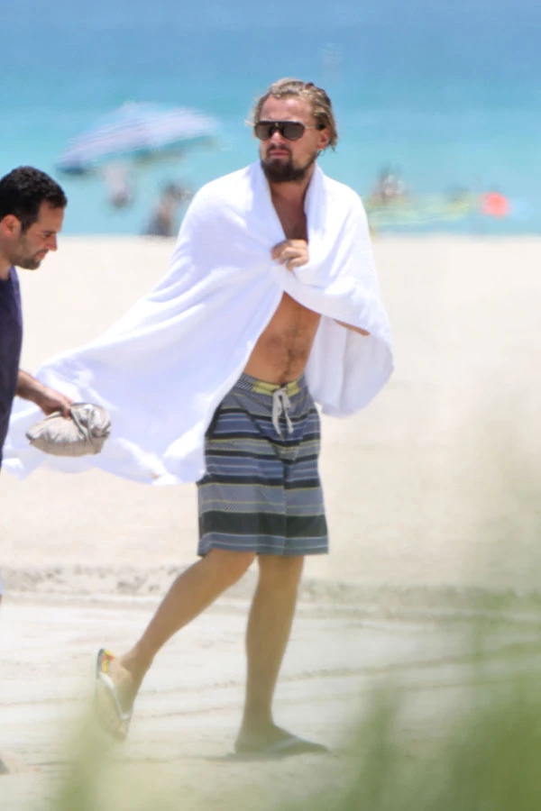 O Leonardo DiCaprio στην παραλία, με νέο στυλ - εικόνα 4