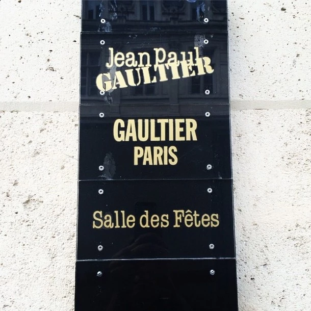 Τι κρύβεται πίσω από το ταξίδι της Βίκυς Καγιά στο Παρίσι;
