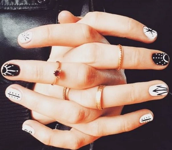Tattoo inspired manicure: Η νέα τάση στα νύχια και πώς να την υιοθετήσεις 