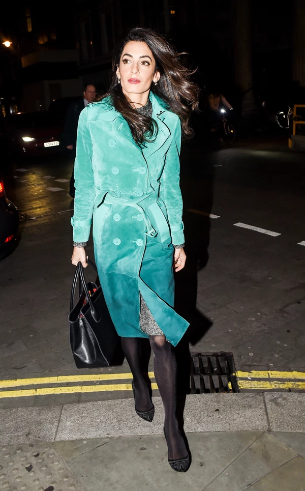 Amal Clooney: Το ombre trench coat αξίας 4.200 λιρών