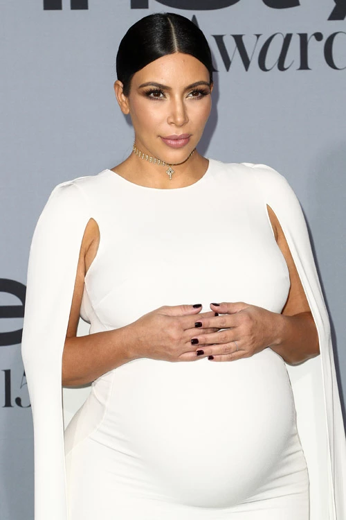 Η Kim Kardashian και οι καμπύλες της μέσα σε ένα λευκό φόρεμα - εικόνα 3