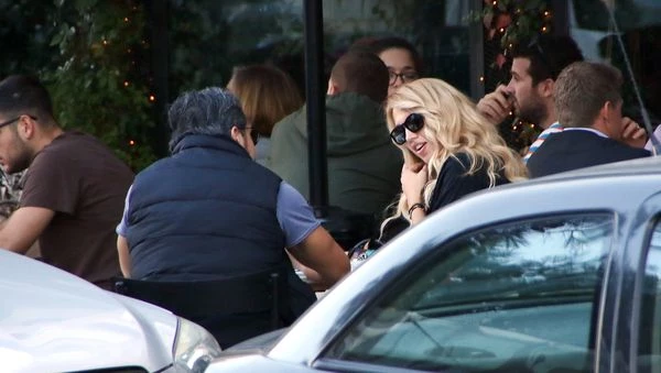 Κωνσταντίνα Σπυροπούλου: Για καφέ στη Γλυφάδα - εικόνα 4