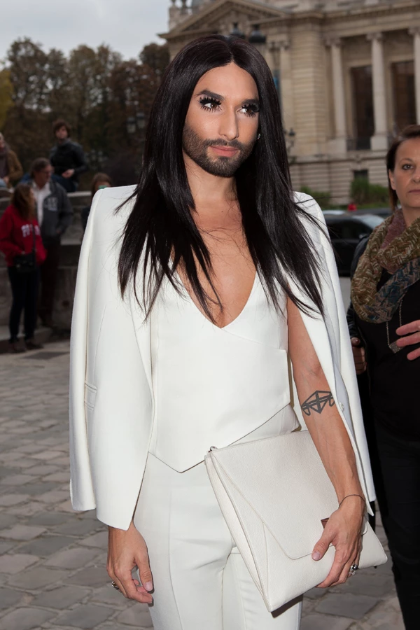 Conchita Wurst: Η εμφάνιση στην Paris Fashion Week