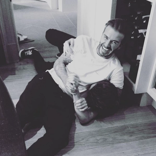 David Beckham: Παλεύει με τον Brooklyn στα...πατώματα