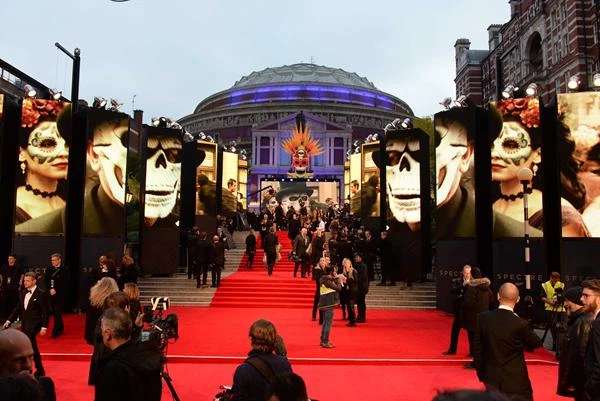 James Bond 'Spectre': Το κόκκινο χαλί στην λαμπερή Royal World Premiere