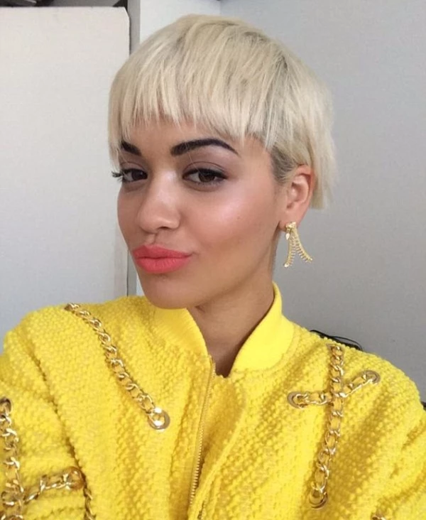 H Rita Ora έκοψε τα μαλλιά της, πολύ! 
