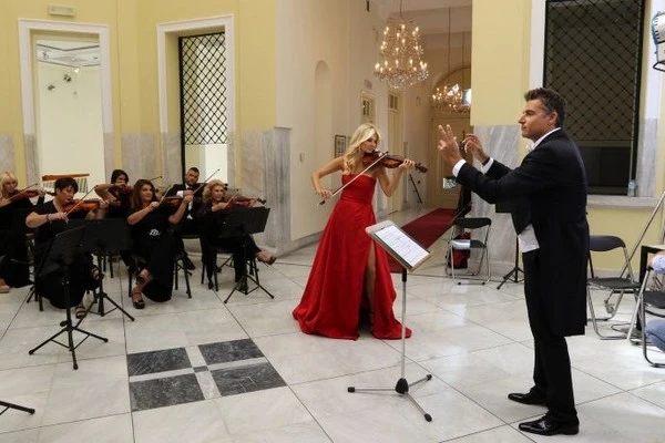 Φαίη Σκορδά: Η εντυπωσιακή εμφάνιση στα γυρίσματα του trailer  - εικόνα 5