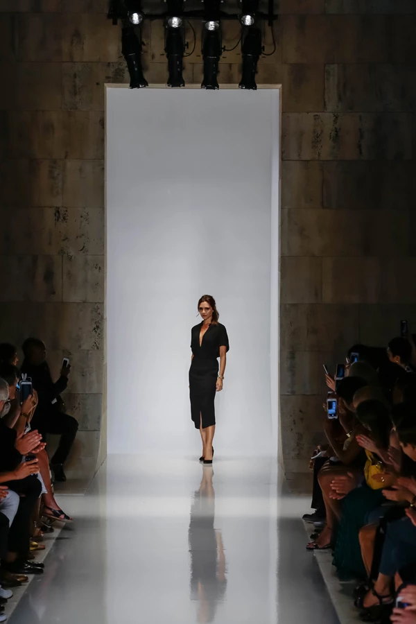 Victoria Beckham S/S16: Όλα όσα έγιναν στο fashion show της Posh Spice - εικόνα 9