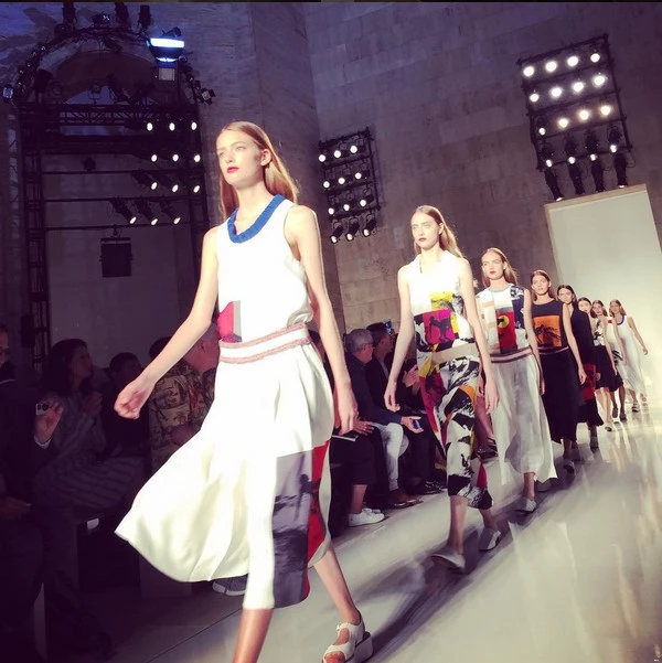 Victoria Beckham S/S16: Όλα όσα έγιναν στο fashion show της Posh Spice - εικόνα 7