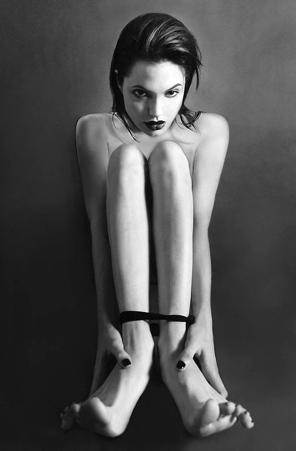 Angelina Jolie: Πωλούνται σπάνιες γυμνές της φωτογραφίες από τα '90s