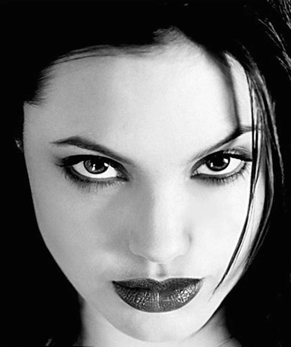 Angelina Jolie: Πωλούνται σπάνιες γυμνές της φωτογραφίες από τα '90s - εικόνα 2