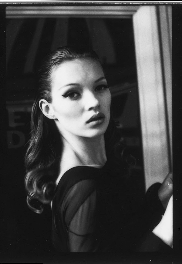 Kate Moss: Σε δημοπρασία φωτογραφίες της από όταν ήταν μόλις 18 χρονών - εικόνα 3