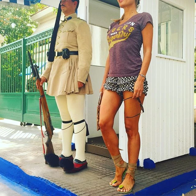 Δήμητρα Ματσούκα: Η sexy φωτογραφία μαζί με έναν εύζωνα