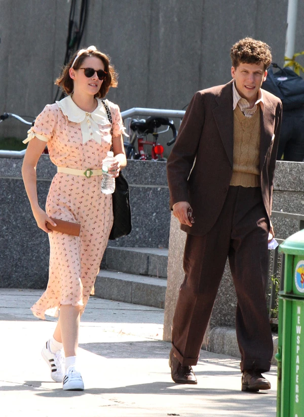 Kristen Stewart: Αγνώριστη με ρετρό στυλ στη νέα ταινία του Woody Allen