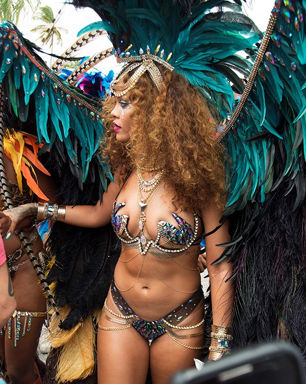 Rihanna: Σέξι με παραδοσιακή στολή στα Barbados - εικόνα 5