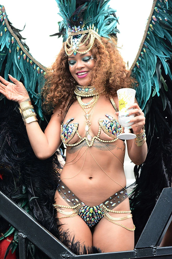 Rihanna: Σέξι με παραδοσιακή στολή στα Barbados - εικόνα 3