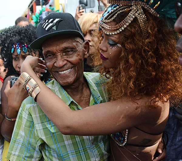 Rihanna: Σέξι με παραδοσιακή στολή στα Barbados - εικόνα 2