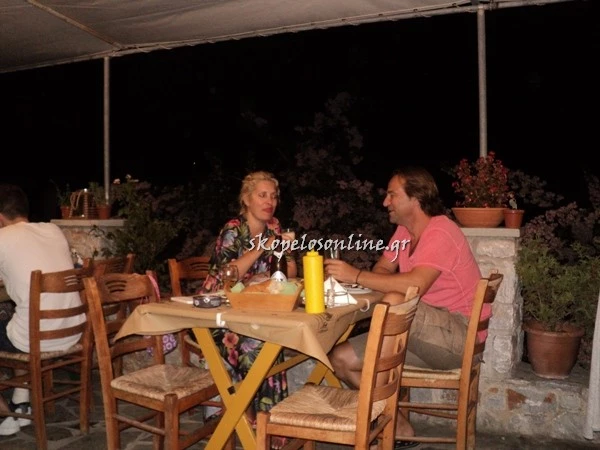 Ελένη Μενεγάκη: Χωρίς μακιγιάζ σε ρομαντικό δείπνο στην Σκόπελο με τον Μάκη Παντζόπουλο (φωτογραφίες) - εικόνα 2
