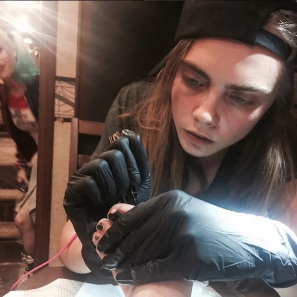 Cara Delevingne: Ποιά ηθοποιός "χτύπησε" το νέο της τατουάζ; - εικόνα 3