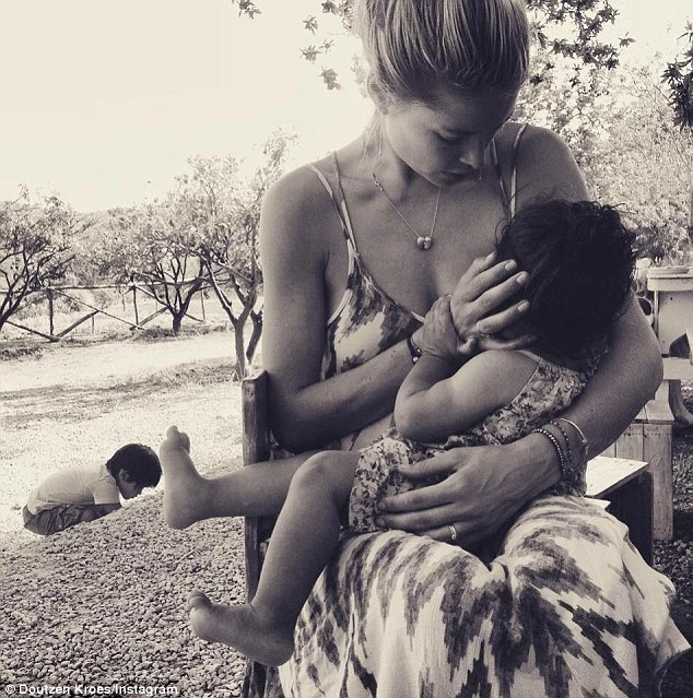 Doutzen Kroes: Θηλάζει στην παραλία στο τελευταίο της instagram