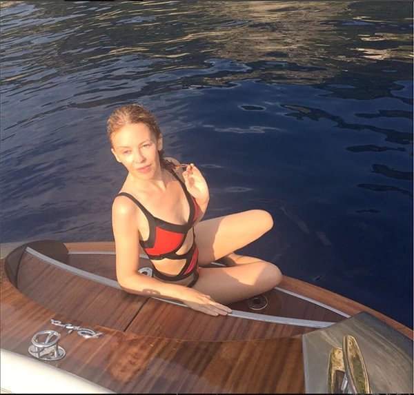 Kylie Minogue: Γιορτάζει τους 1 εκ. followers στο instagram με μια σέξι φωτογραφία - εικόνα 2