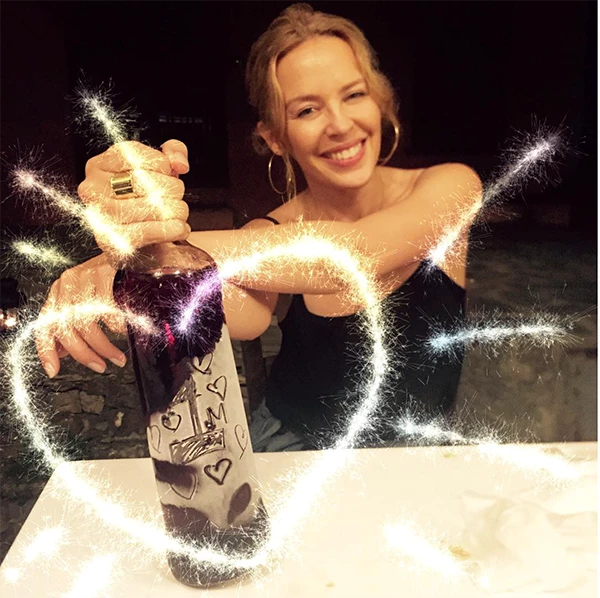 Kylie Minogue: Γιορτάζει τους 1 εκ. followers στο instagram με μια σέξι φωτογραφία