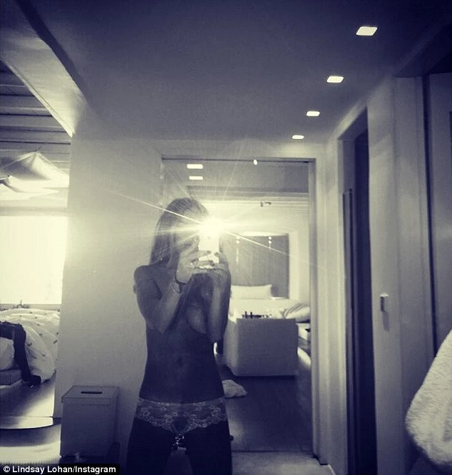 Lindsay Lohan: Δες τη σχεδόν γυμνή selfie που ανέβασε!