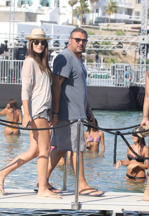Υβόννη Μπόσνιακ - Αντώνης Ρέμος: Ερωτευμένοι στη Μύκονο - εικόνα 2