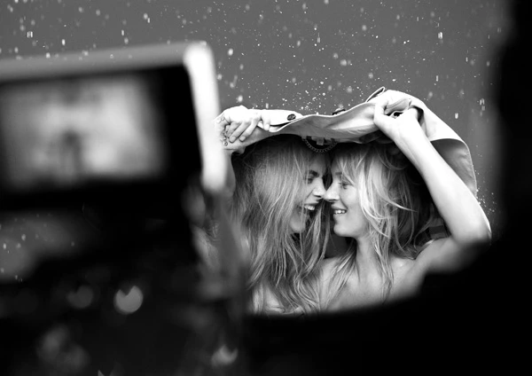 Kate Moss - Cara Delevingne: Φωτογραφίζονται μαζί για το νέο άρωμα My Burberry