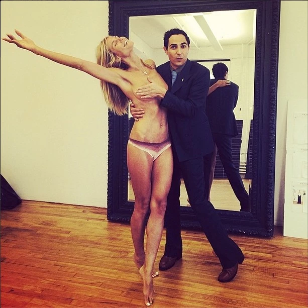 Η Heidi Klum topless δίπλα στον Zac Posen