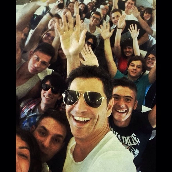Σάκης Ρουβάς: Η selfie στο αεροπλάνο! Με ποιον συναντήθηκε πριν; 