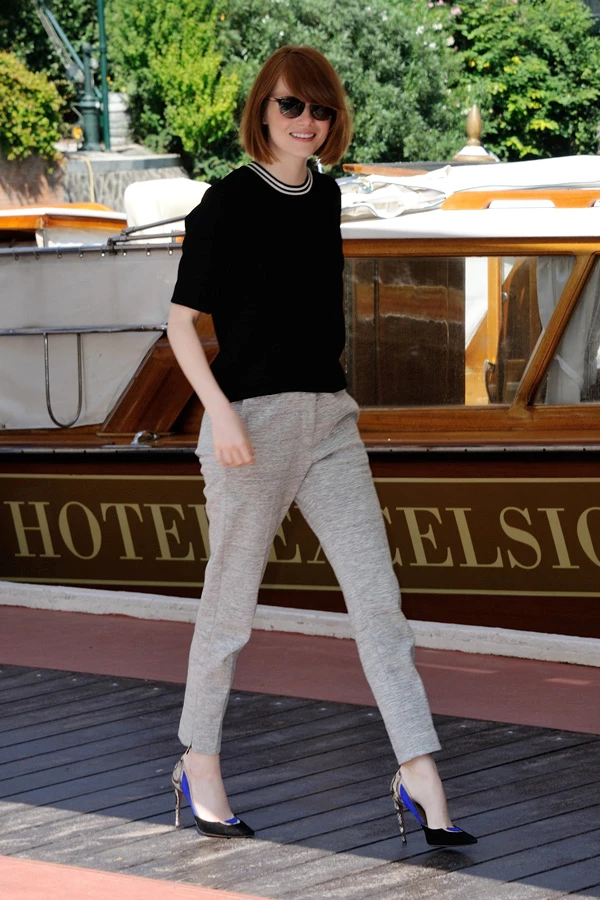 H Emma Stone με άψογο casual chic look στο Φεστιβάλ Βενετίας - εικόνα 2