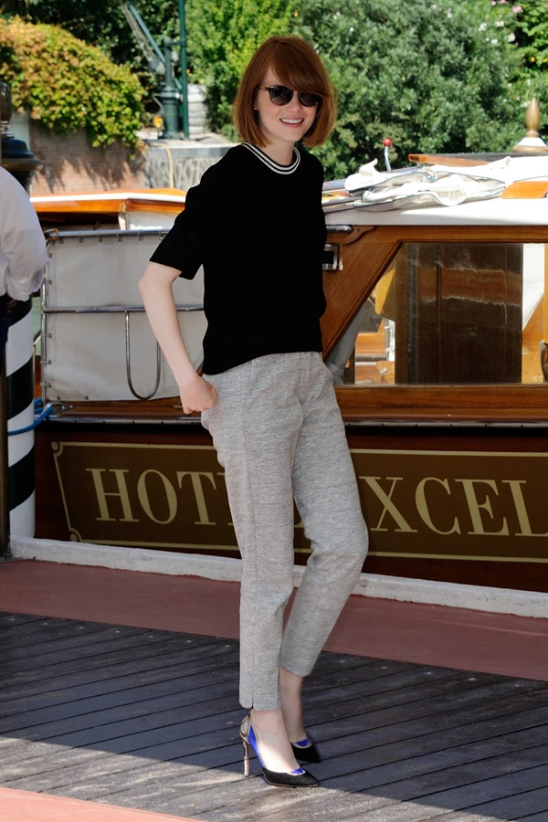 H Emma Stone με άψογο casual chic look στο Φεστιβάλ Βενετίας