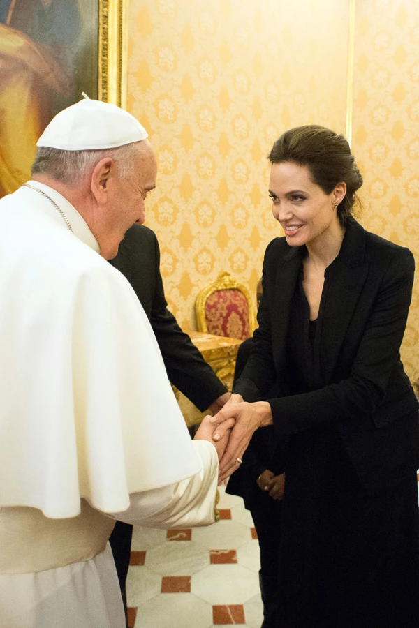 Όταν η Angelina Jolie συνάντησε τον Πάπα - εικόνα 2