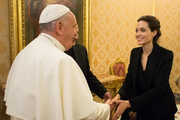 Όταν η Angelina Jolie συνάντησε τον Πάπα