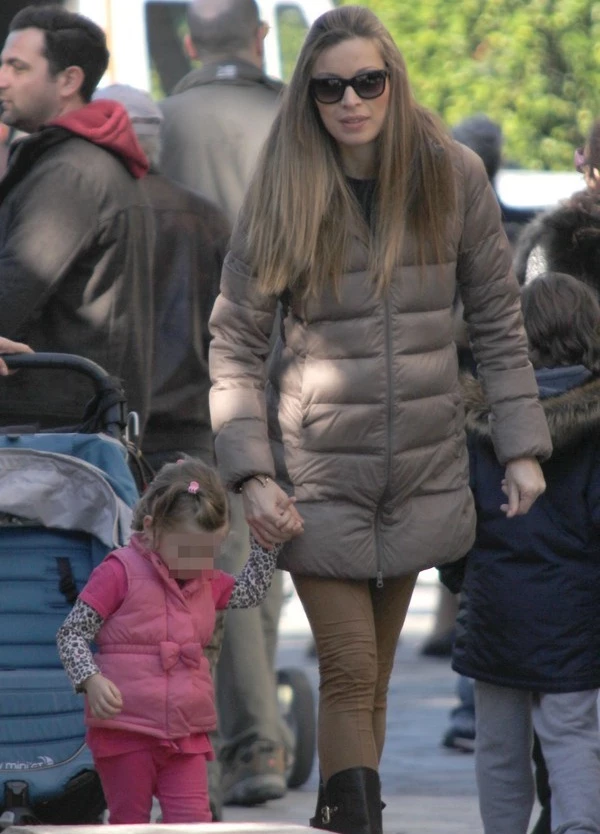 Μαριέττα Χρουσαλά - Λέων Πατίτσας: Οικογενειακή βόλτα με την κόρη τους - εικόνα 2