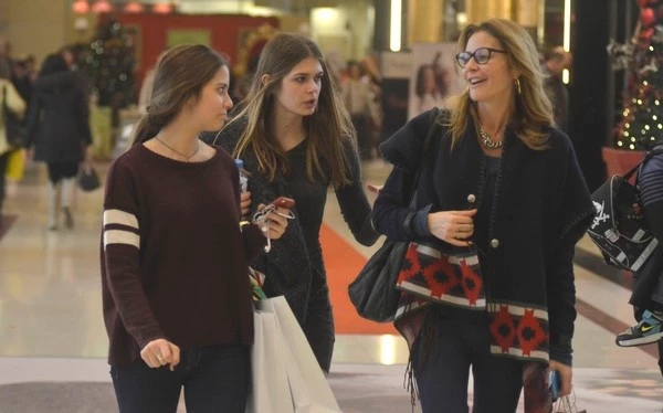 Τζένη Μπαλατσινού: Για ψώνια με τις κόρες της  - εικόνα 6