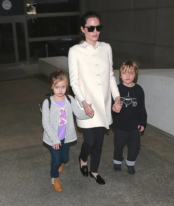 Η Angelina Jolie και τα δίδυμα παιδιά της στο αεροδρόμιο