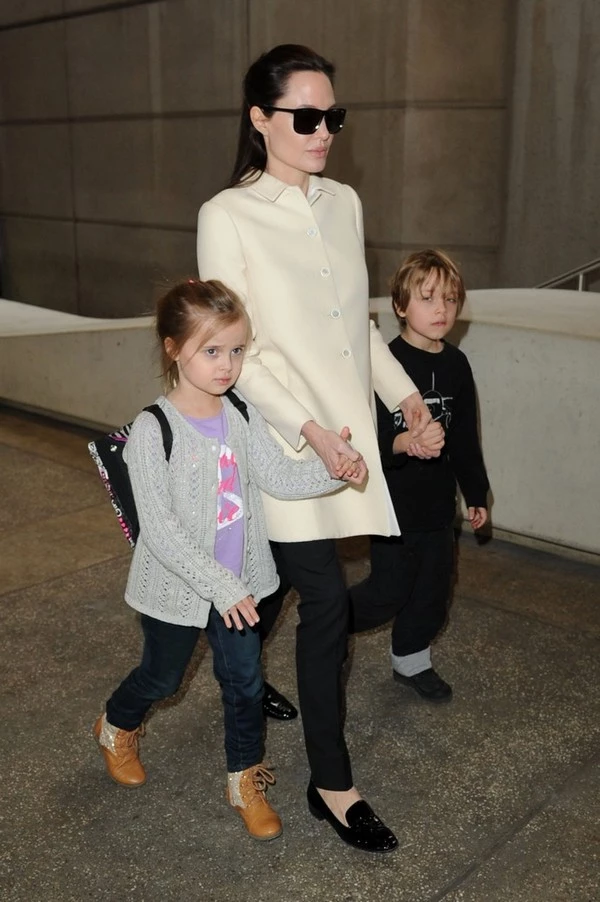 Η Angelina Jolie και τα δίδυμα παιδιά της στο αεροδρόμιο - εικόνα 2