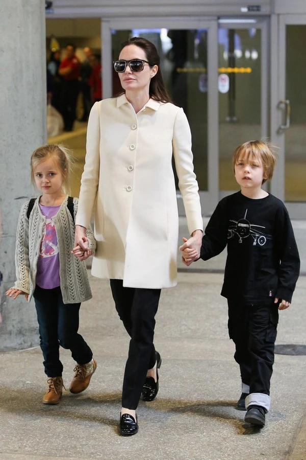 Η Angelina Jolie και τα δίδυμα παιδιά της στο αεροδρόμιο - εικόνα 3