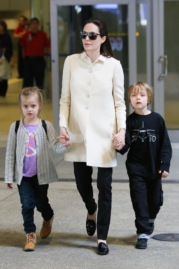 Η Angelina Jolie και τα δίδυμα παιδιά της στο αεροδρόμιο - εικόνα 4