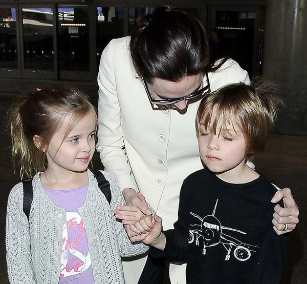 Η Angelina Jolie και τα δίδυμα παιδιά της στο αεροδρόμιο - εικόνα 5