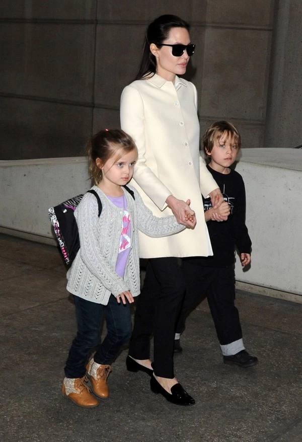 Η Angelina Jolie και τα δίδυμα παιδιά της στο αεροδρόμιο - εικόνα 6