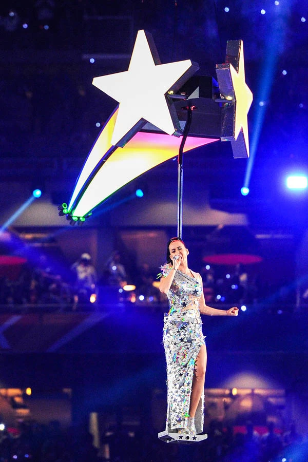 H Katy Perry εντυπωσίασε στο ημίχρονο του Super Βowl! - εικόνα 2